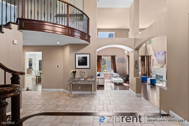 Foto del edificio - 5 br, 3.5 bath House - 8009 Regency Dr, Pl...