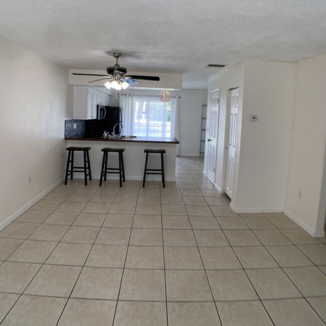 Building Photo - Charming 2 BEDROOM 1 BATHROOM Condo in Orl...