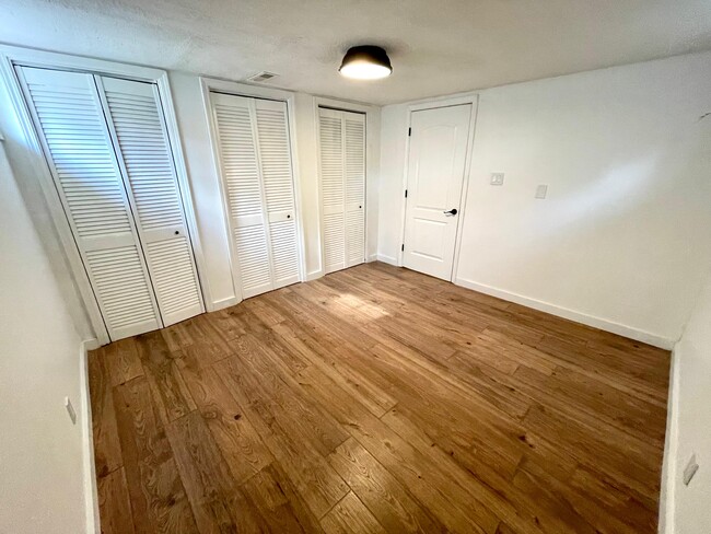 Photo - 7802 Brownwood Drive, Louisville, KY, USA- Apartment