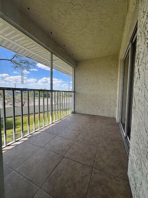 Building Photo - 1528 SE Royal Green Cir