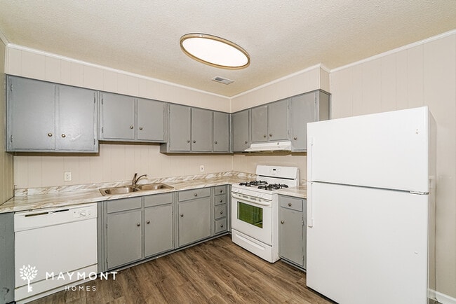 Building Photo - 77 Oakwood St