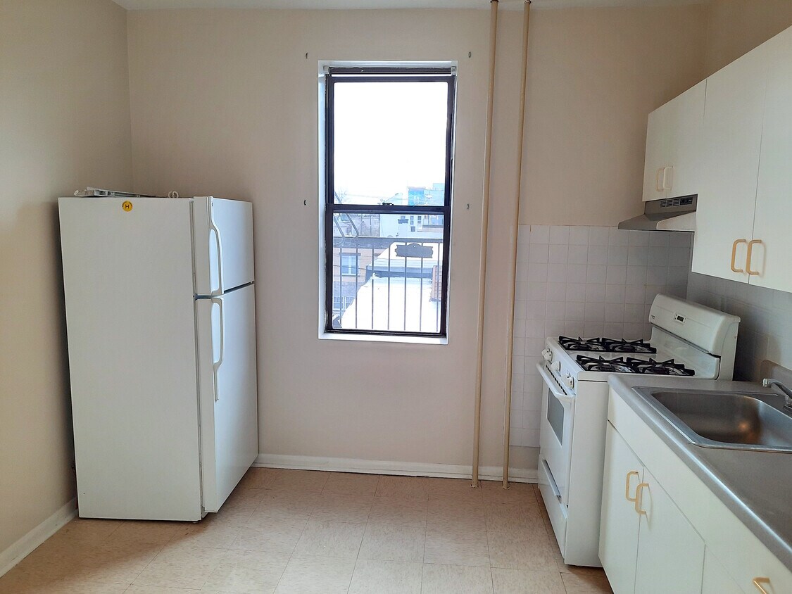 Eat-in kitchen - 7111 Palisade Ave