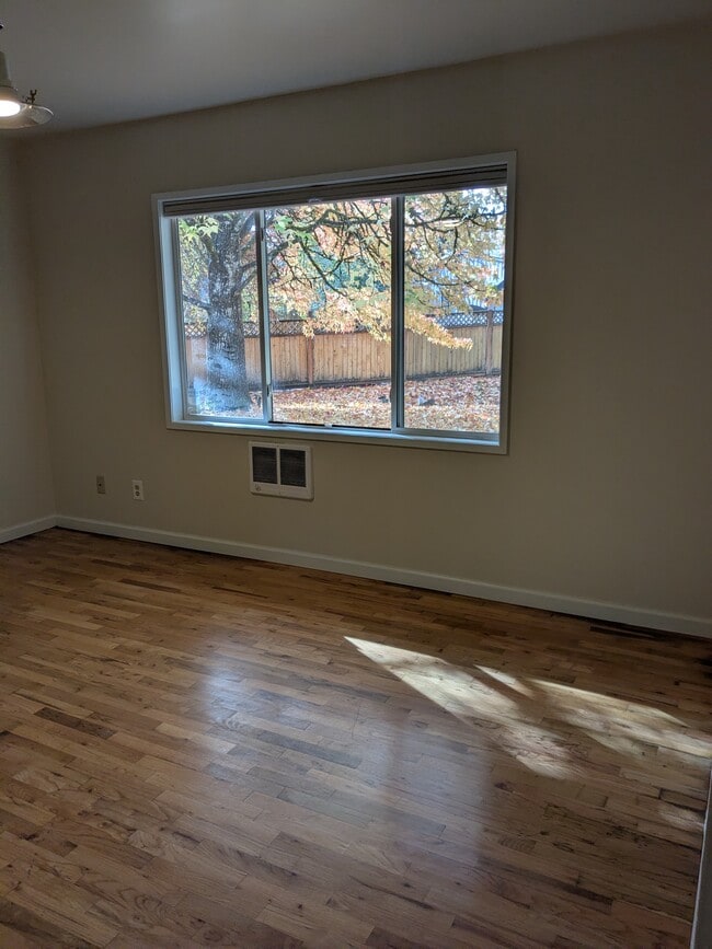 Living room - oak floor - 5220 SW Franklin Ave