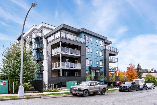 Building Photo - 33886-33886 Pine St