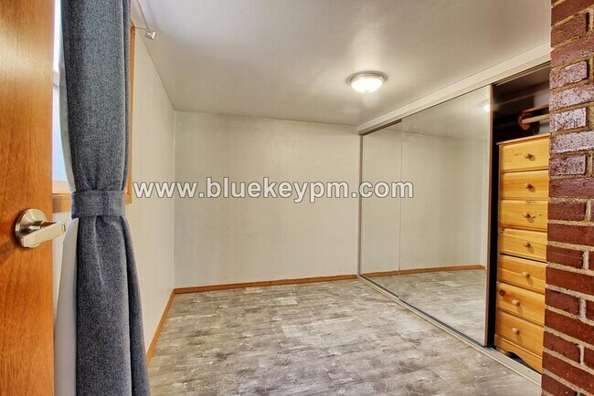 Foto del edificio - Spacious  3 Bed, 1 Bath  Daylight Basement...