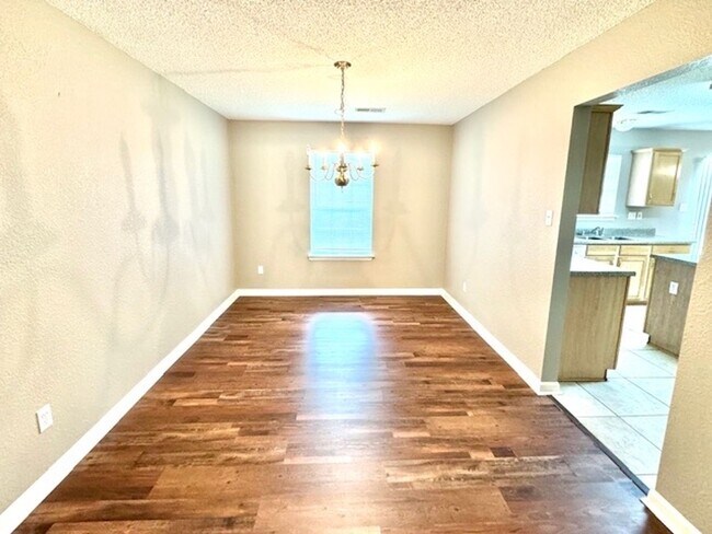 Building Photo - LaurelManorCv5515