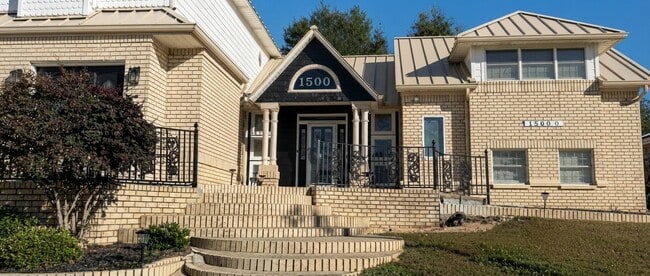 Building Photo - 1500 Bayou Blvd