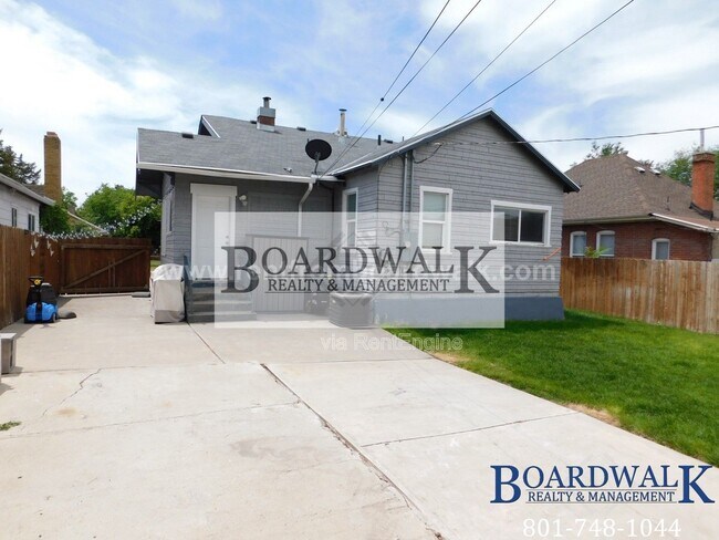 Building Photo - 657 Warnock Ave S