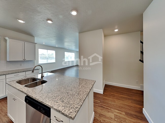 Building Photo - 983 W 850 S