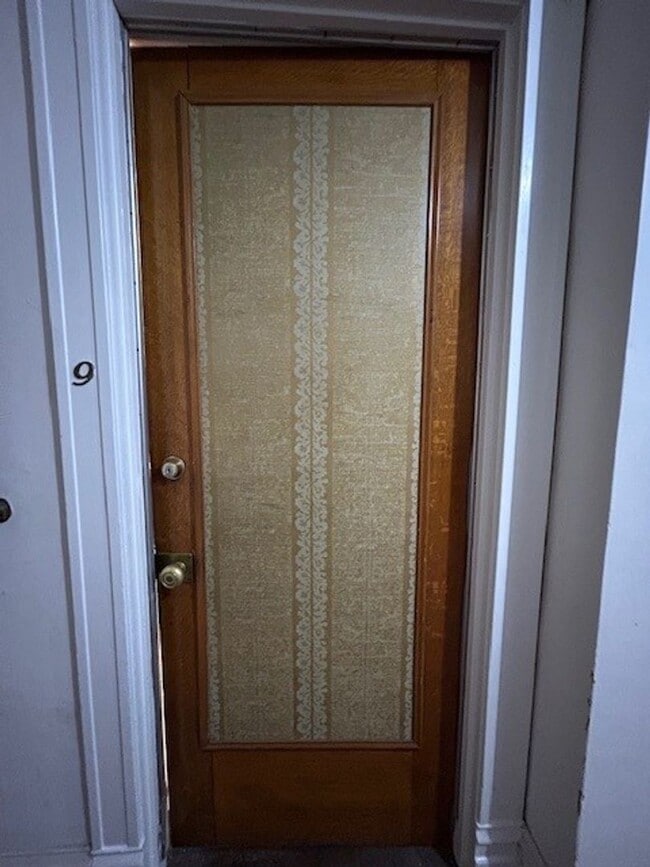 Building Photo - Spacious Remodeled 1 Bedroom conveniently ...