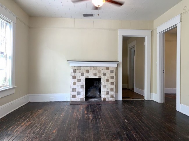Building Photo - Classic 3/2 w/Hardwood Flooring  Fireplace