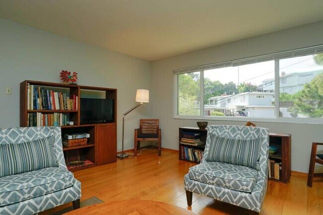 Building Photo - 3 bedroom in Oakland CA 94619