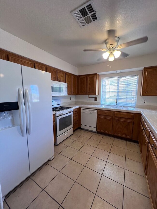Foto del edificio - TWO BEDROOM CONDO WITH TWO CAR GARAGE IN H...