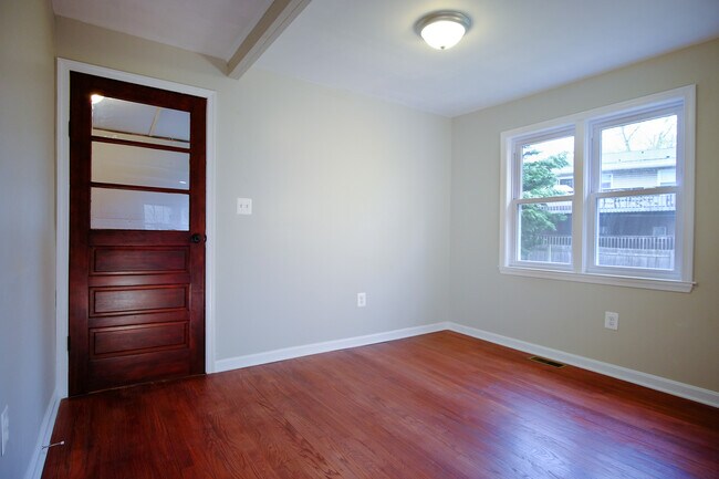 Building Photo - 493 Riverside Dr