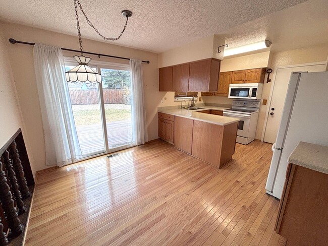 Building Photo - 3BR Home with Spacious Backyard & Fireplace