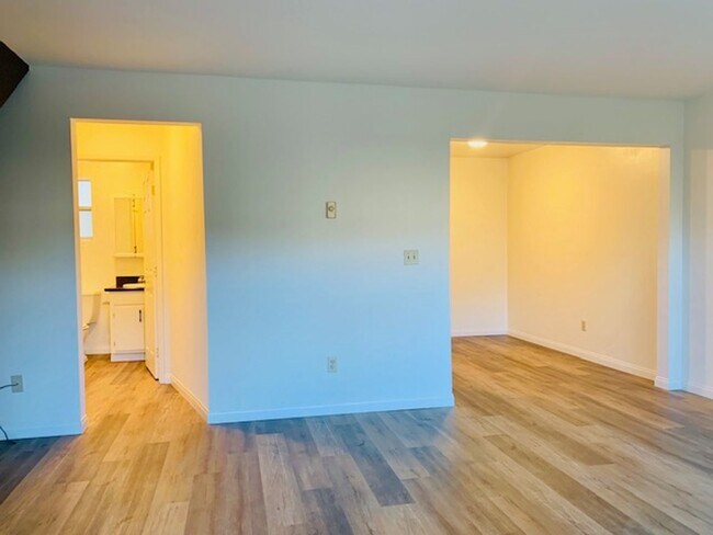 Foto del edificio - LIVE NEAR THE BEACH & THE BAY 2BD/1.5BA TOWNHOME IN PACIFIC BEACH! $3,195/mo!