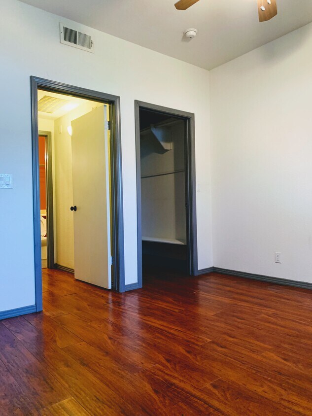 Foto principal - 10943 Laurel Canyon Blvd