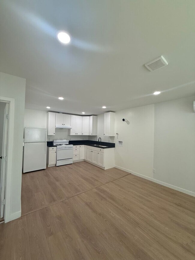 Foto del edificio - 244 1/2 E 97th St