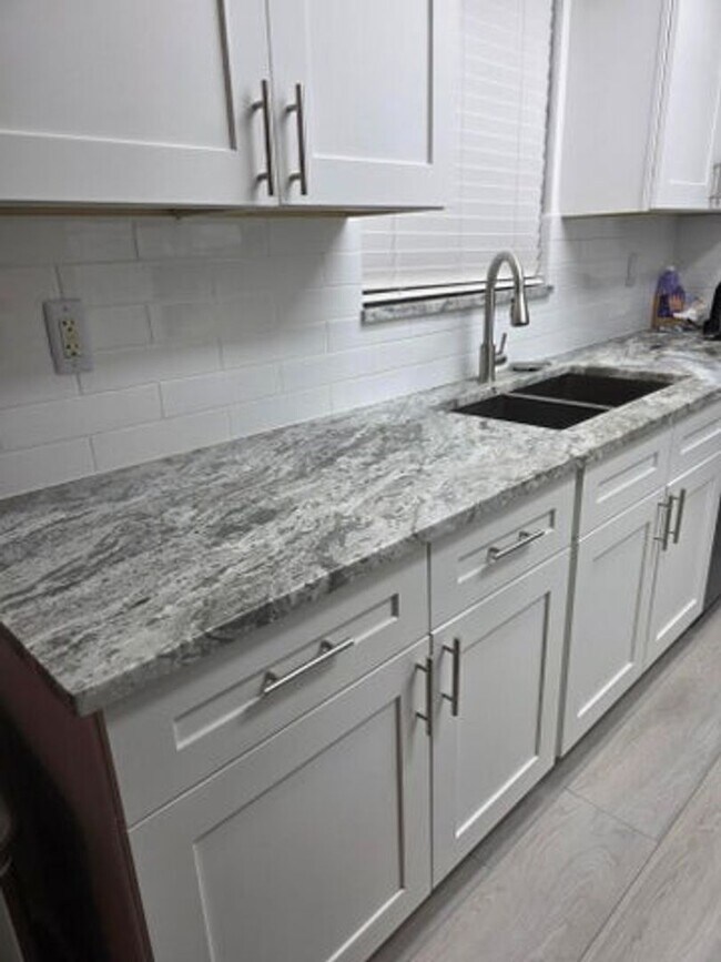 Building Photo - 119 Jay Ct