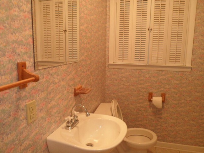 Building Photo - Family Home