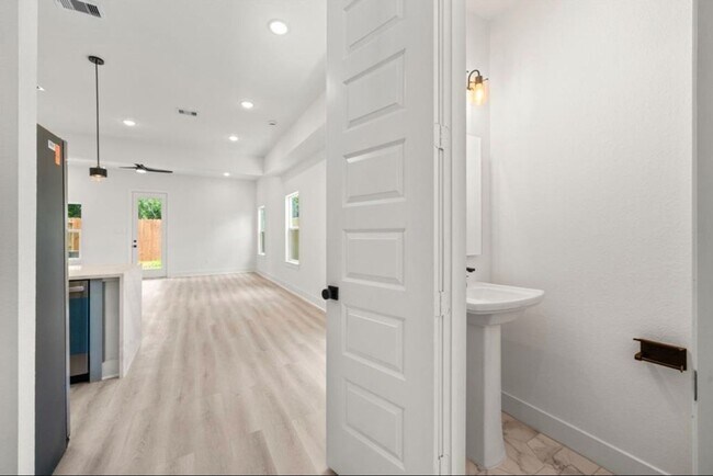 Building Photo - Modern Luxury 3bd/2.5 bath Duplex for Rent