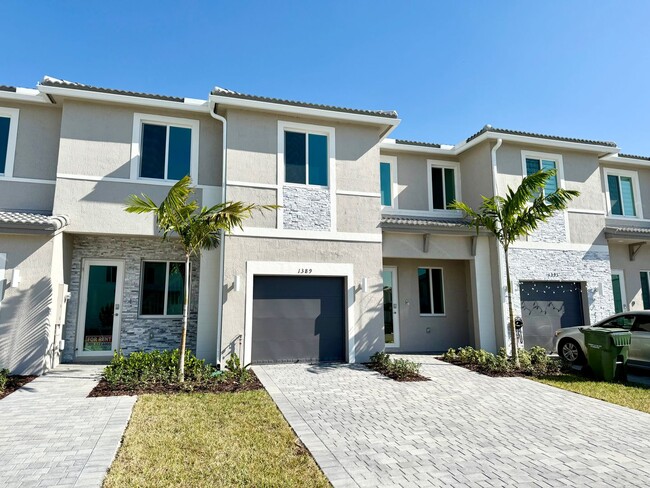 Building Photo - Brand new 3 bed 3.5 bath Townhouse with ya...