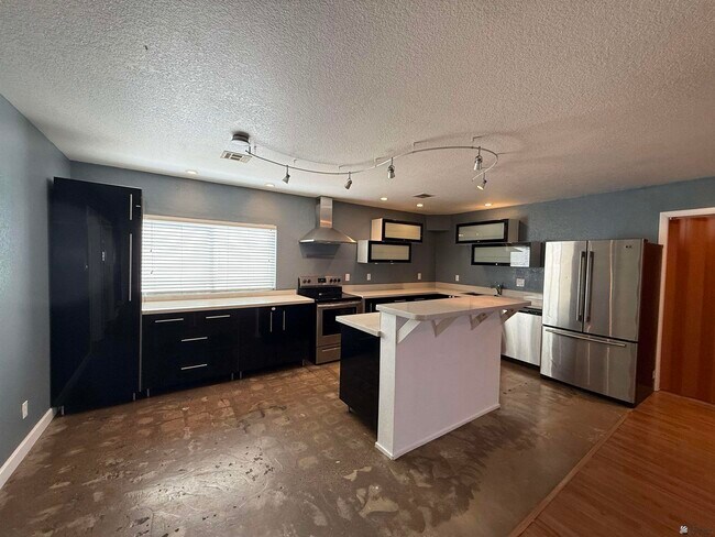 Building Photo - 3035 W 11th Ln