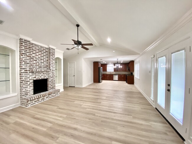 Open concept - 1121 E San Augustine St