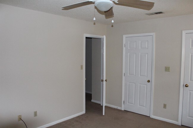 Building Photo - 2701 Doncaster Dr