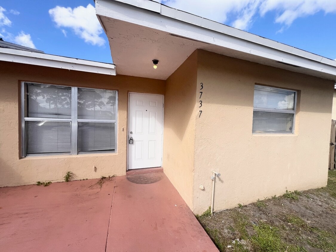 Photo - 3737 Mil-Lake Cir (Greenacres, FL)