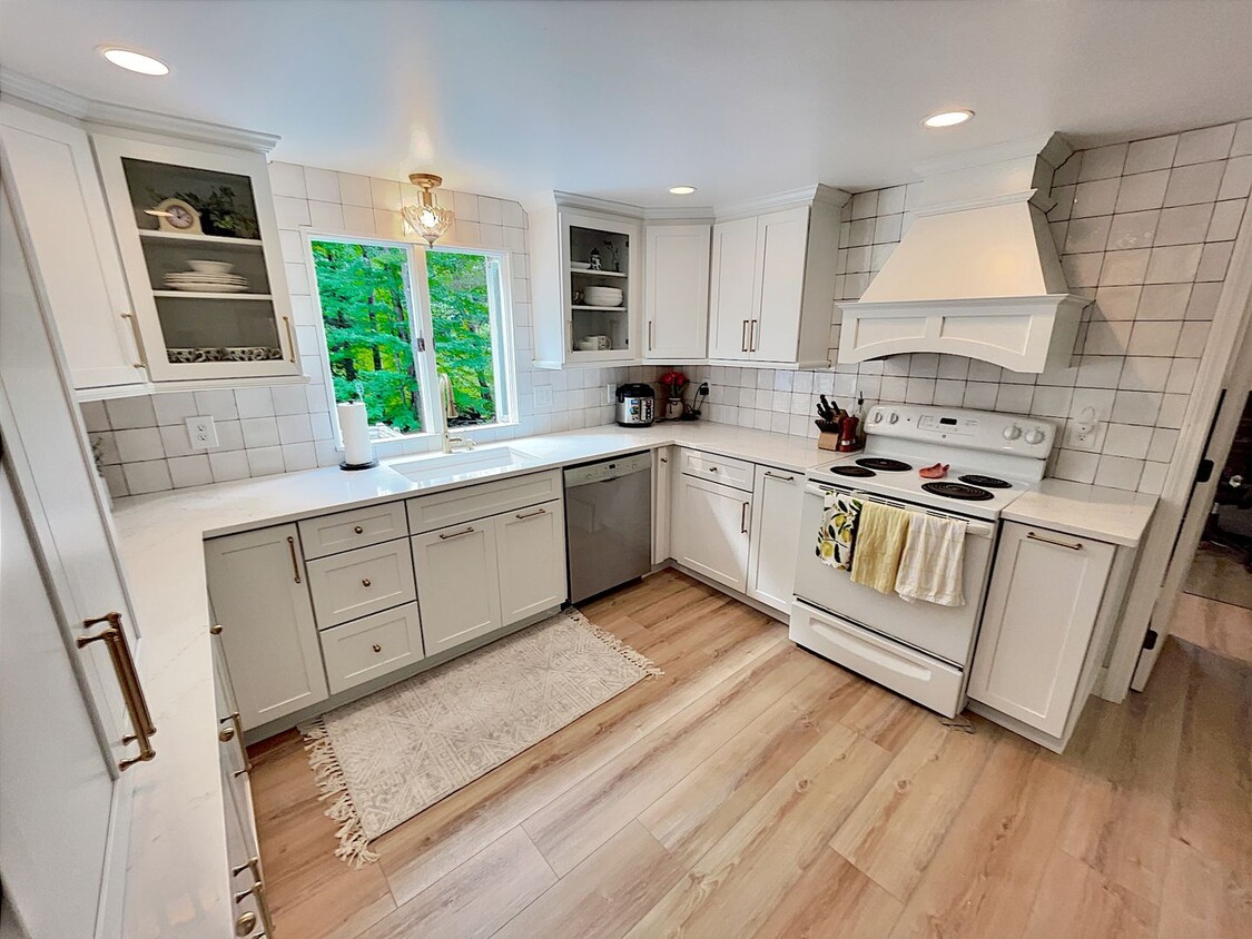 Foto principal - Renovated 3-Bedroom w/ Scenic Brook Views