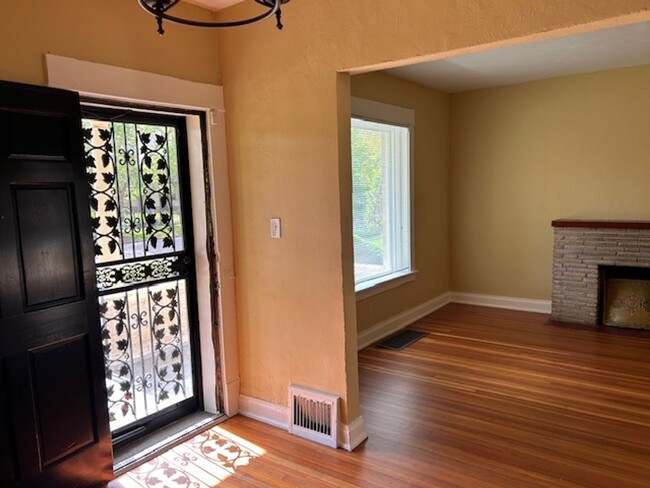 Foto del edificio - Coming Soon Stately Brick Denver Square Ne...