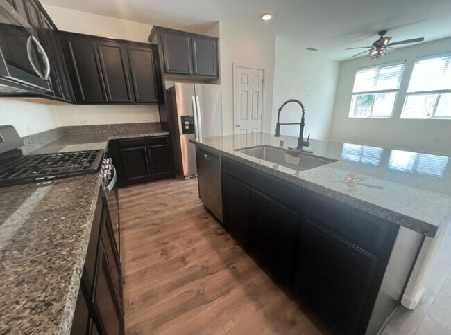 Building Photo - ***JUST REDUCED!!!*** Stunning 3 bedroom, ...