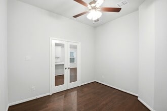 Building Photo - 2106 Villa Flora Ln