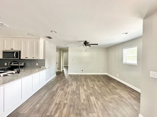 Building Photo - Available Now! Recently Remodeled 2 Bedroo...