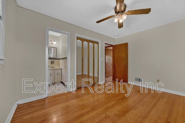 Foto del edificio - 2249 4th Pl Cir NE