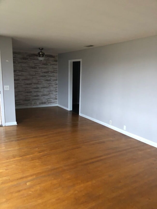 Foto del edificio - 3 Bedroom/1 Bath - Near Hoosier Park Racing and Casino