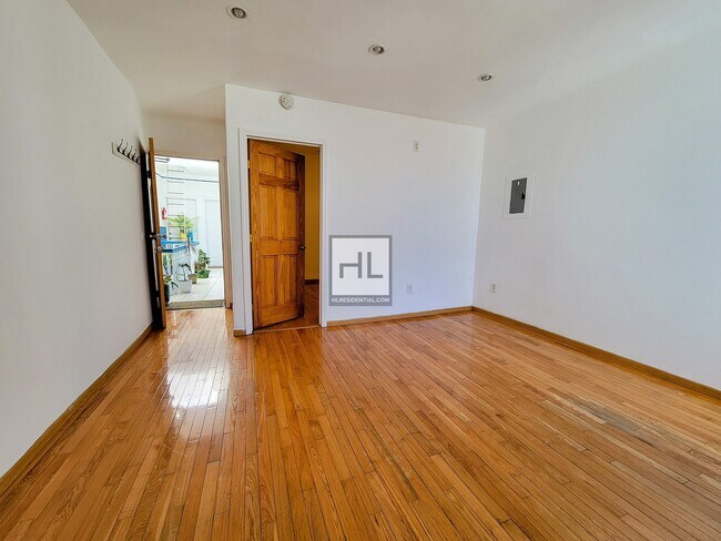 Building Photo - Sun-filled Spacious Sunnyside/Long Island ...