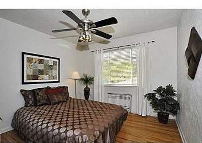 Building Photo - Great 1 bedroom Condo- Garage Parking and ...