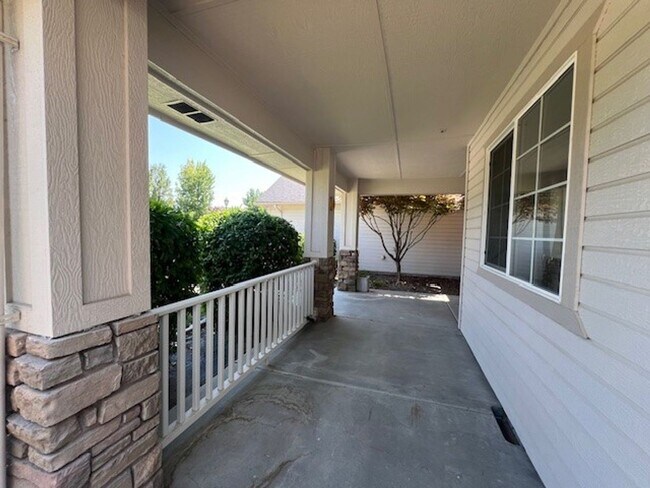 Building Photo - Beautiful 3 bed 2 bath home in the Woodsid...