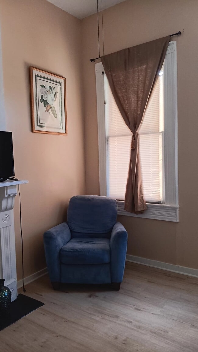 Living room Chair - 1934 Fern St
