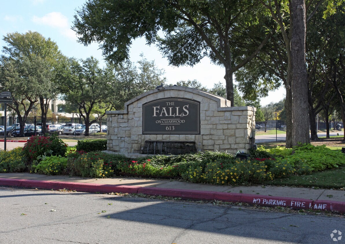 Falls on Clearwood Apartments Richardson, TX