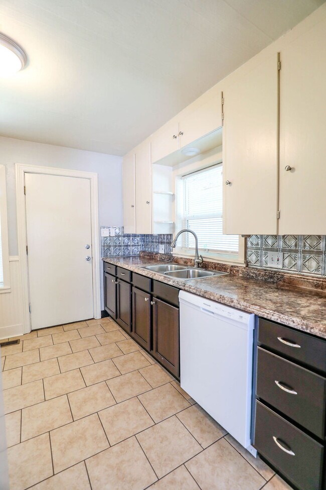 Building Photo - Very CHARMING 2 bed 1 bath HOME DOWNTOWN S...