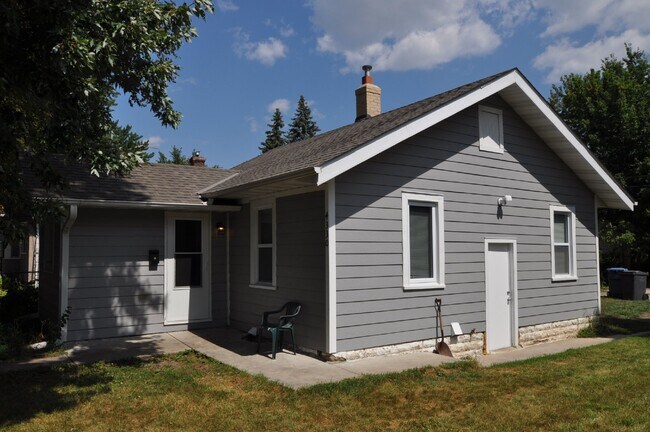 Building Photo - Cute little two-bedroom one-bathroom Singl...