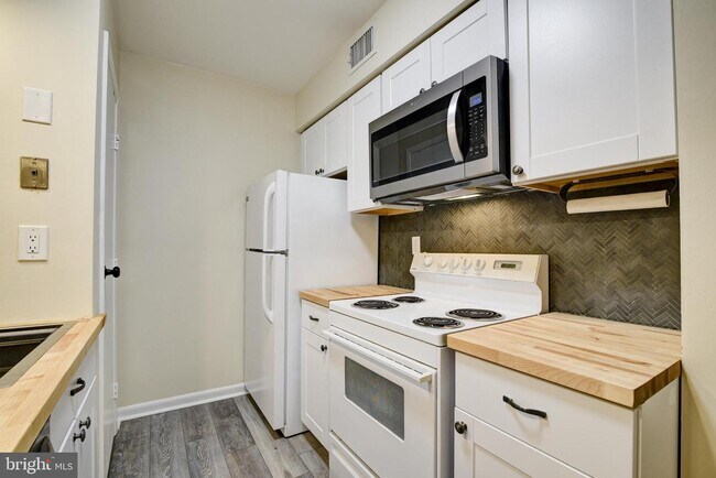 Building Photo - 5806 Royal Ridge Dr