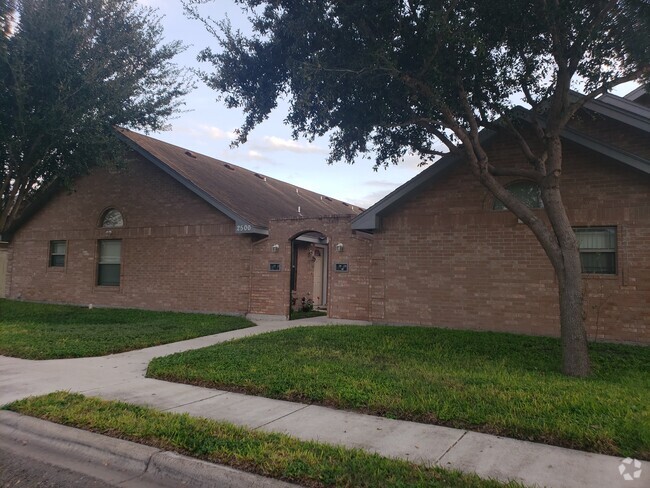 Building Photo - 2500 Tahiti Dr