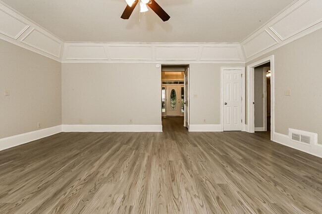 Building Photo - 2800 Summit Dr