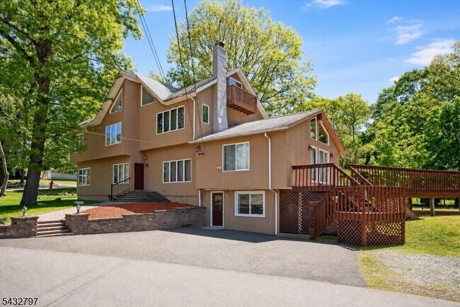 Foto del edificio - 17 Hickory Dr