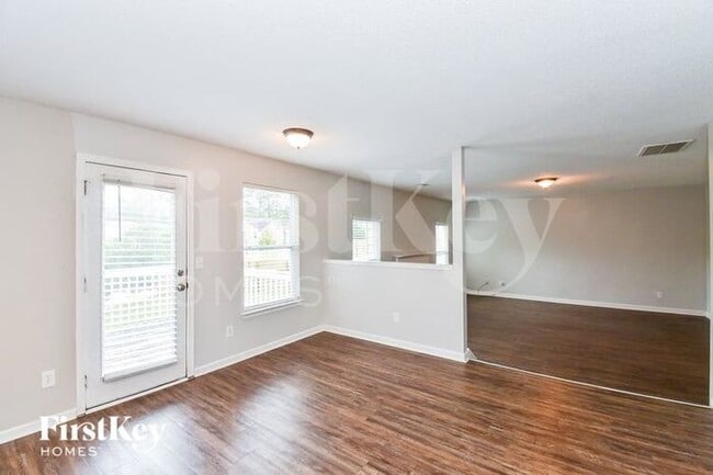 Foto del edificio - 275 Redding Ridge
