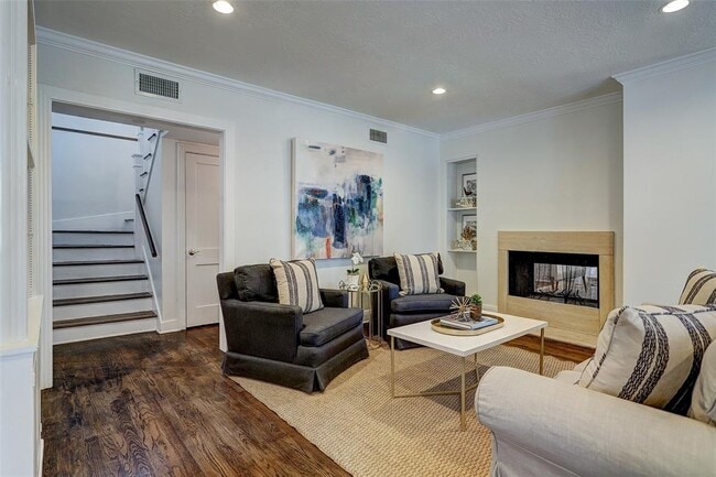 Building Photo - 2722 Sunset Blvd